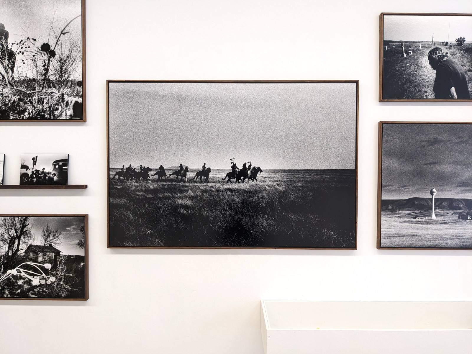 Simon Vansteenwinckel expose la mémoire des indiens à la galerie L’Enfant Sauvage à Bruxelles