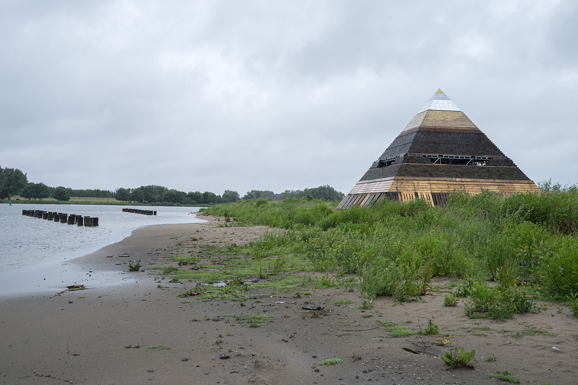 Les ponts, pyramides et clochers d&rsquo;Adrien Tirtiaux : des œuvres d&rsquo;art en écho au contexte