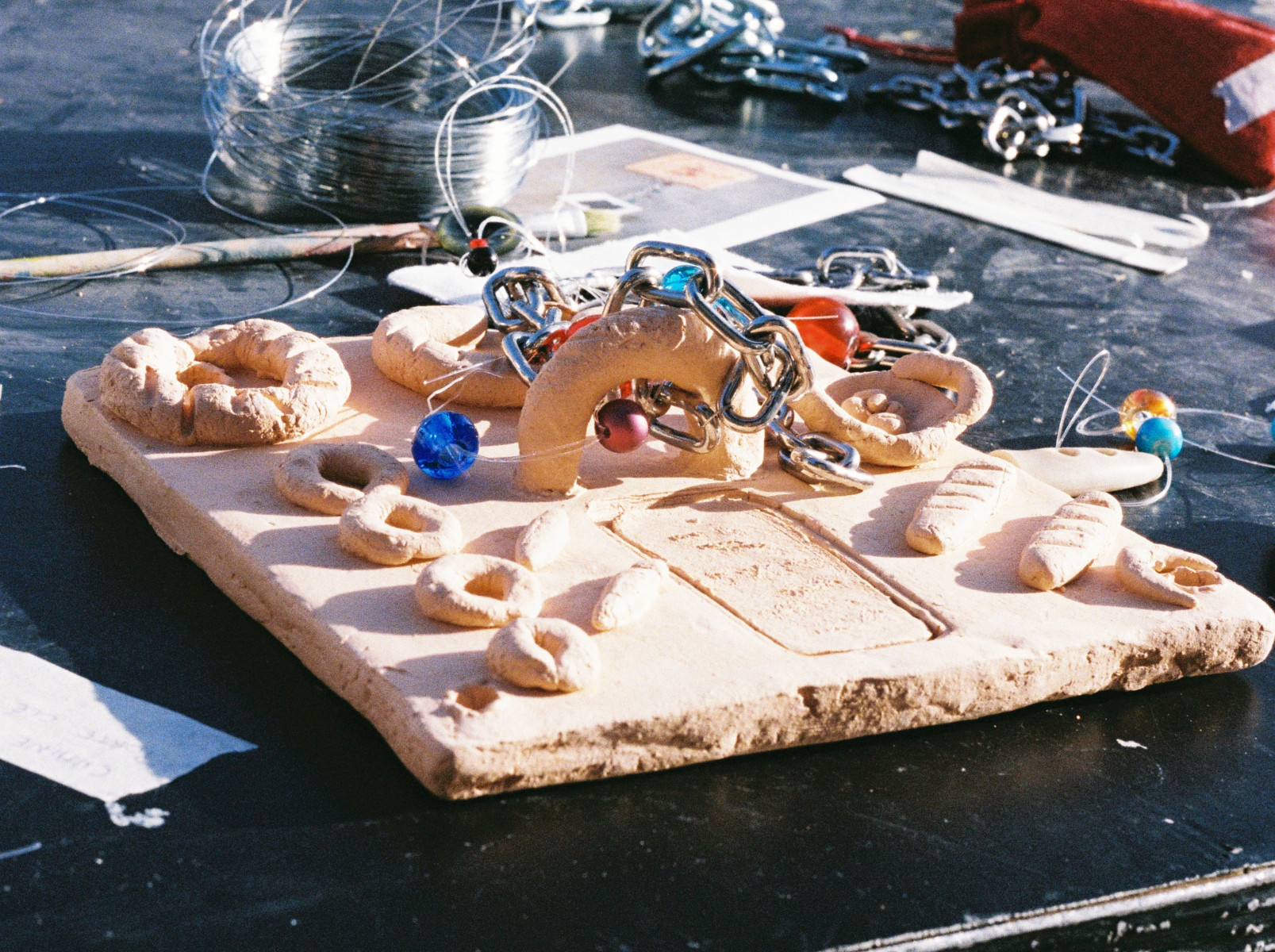 « Quels objets transmettre au futur ? » : point de départ d’une intégration artistique sur la façade du Recyclart à Bruxelles